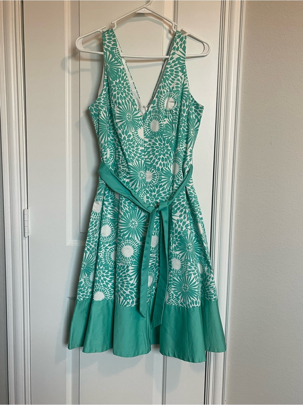 Jones Studio Teal and White Floral V-Neck Tie-Waist Midi Dress